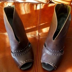 Shoes/Cutout boots toes out